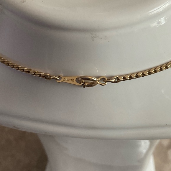 Vintage AVON Gold Pendant Necklace - Picture 3 of 3
